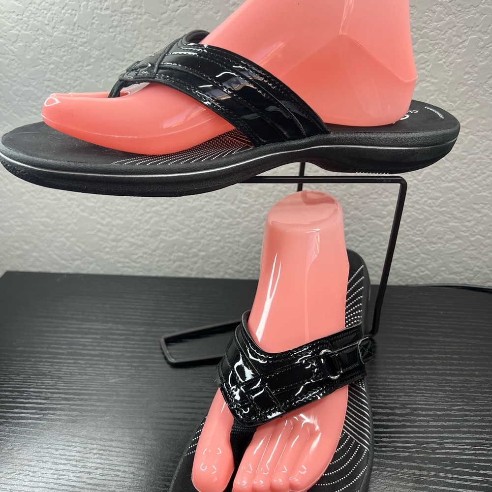 Clarks Black Patent Thong Sandals - Picture 3 of 6